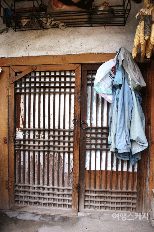 밭일하면서 땀에 절은 옷을 걸어놓은 전형적인 마을 문칸. 2005년 8월. 사진 / 노서영 기자