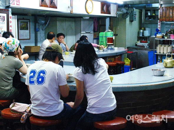 할매집 내부 모습. 40년 전통 비빔회국수를 맛볼 수 있다. 2005년 8월. 사진 / 김진용 기자