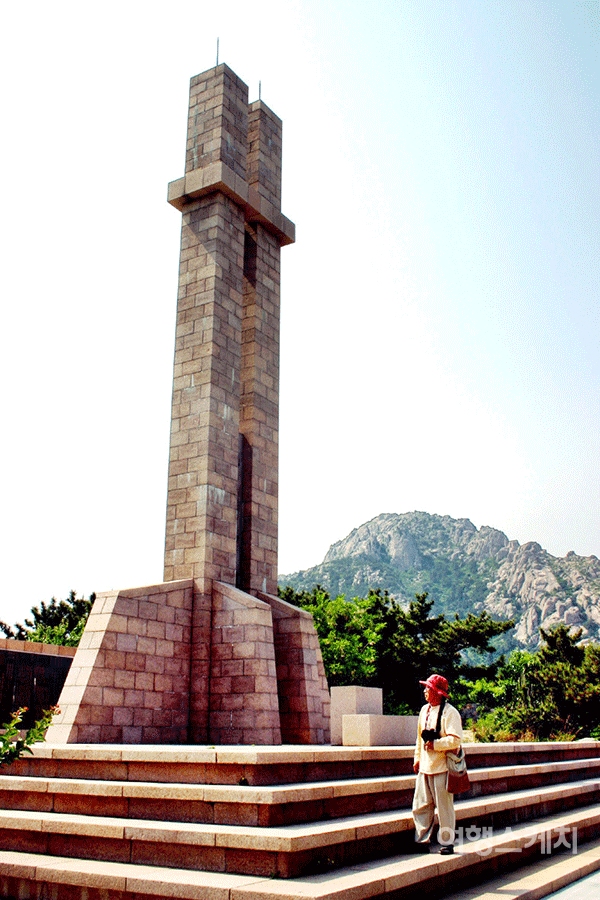 한중우의를 상징한 장보고 기념탑. 2005년 8월. 사진 / 이종원 객원기자