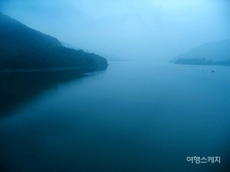 옥정호의 아침 물안개 풍경. 2005년 9월. 사진 / 김진용 기자