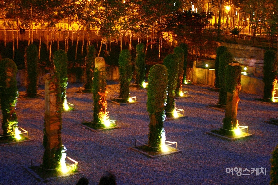 밤이면 녹색 기둥의 정원이 알록달록해 진다. 2005년 9월. 사진 / 황수현 인턴기자