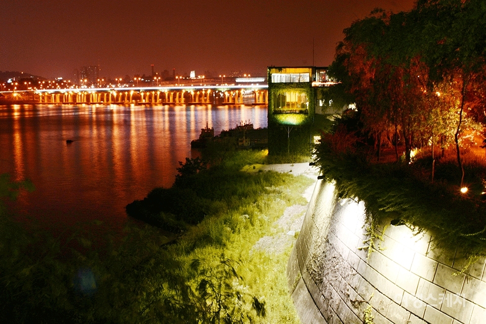 선유도에서 바라본 한강 야경. 2005년 9월. 사진 / 황수현 인턴기자