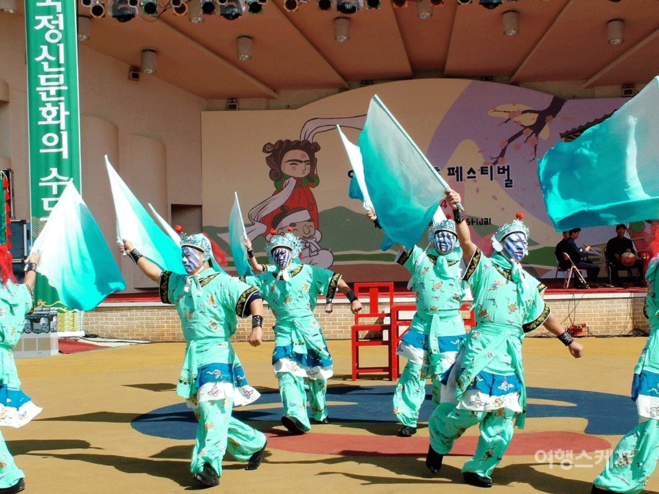 중국 탈춤놀이 한 장면. 얼굴분장이 재미있다. 2005년 10월. 사진 / 박영오 객원기자