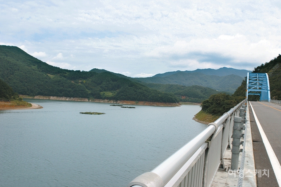 보성 문덕교 다리위에서는 보성강의 물이 유입되어 풍부한 수량의 주암호를 조망하기 좋다. 2005년 11월. 사진 / 박지영 기자