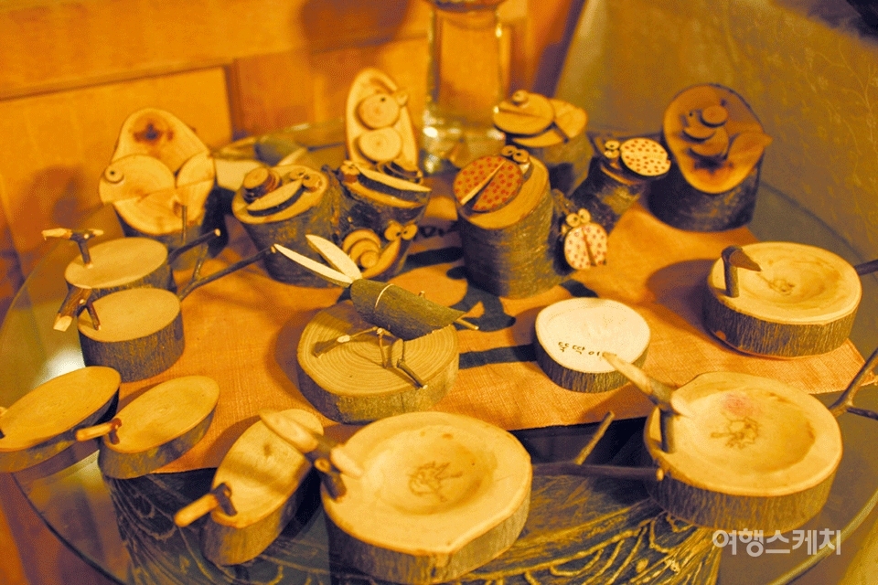 낙안읍성 한지공예체험에서는 전등, 필통, 연필꽂이 등 하루만에 만들 수 있는 나무공예 체험을 해볼 수 있다. 2005년 11월. 사진 / 박지영 기자