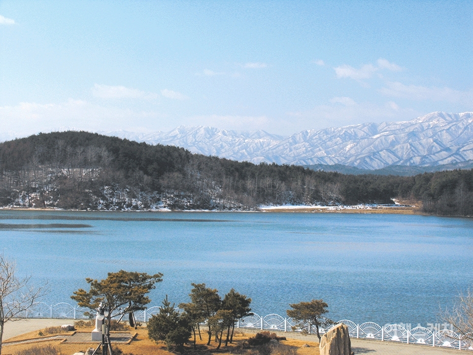 화진포 호수 너머 백두대간 줄기가 웅장하다. 2006년 3월. 사진 / 김상미 객원기자