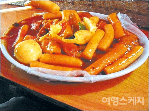 떡볶이를 더욱 맛있게 먹는 법을 연구하는 사람들 눈에 이 그릇에 담기는 떡볶이도 그냥 떡볶이가 아니다. 2006년 3월. 사진 / 박지영 기자