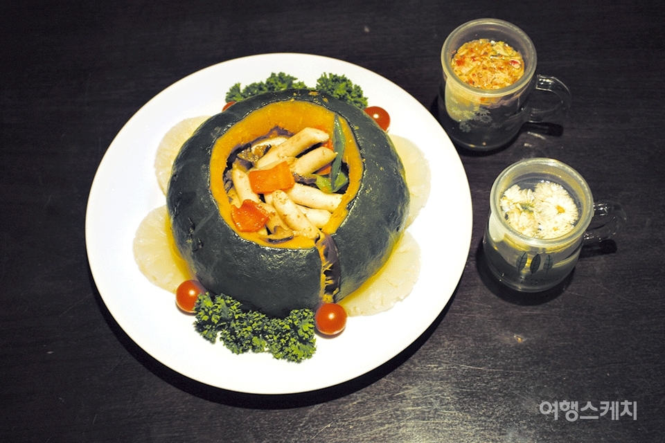 떡볶이는 다양한 형태의 요리로 변모하기도 한다. 2006년 3월. 사진 / 박지영 기자