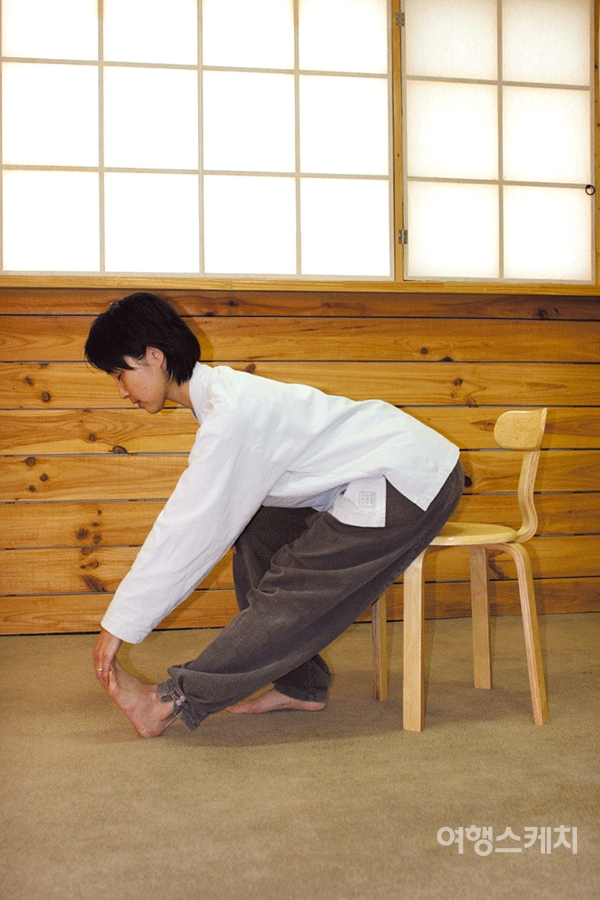 앉아서도 쉽게 할 수 있는 요가 동작. 2006년 3월. 사진 / 박지영 기자