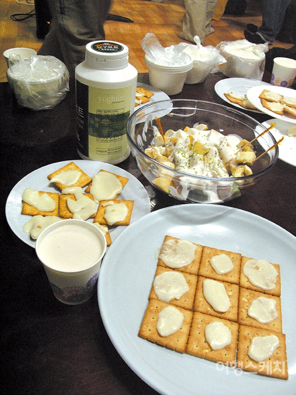 아이들이 만든 치즈로 샐러드와 비스킷 간식. 요구르트도 함께. 2006년 4월. 사진 / 김진용 기자