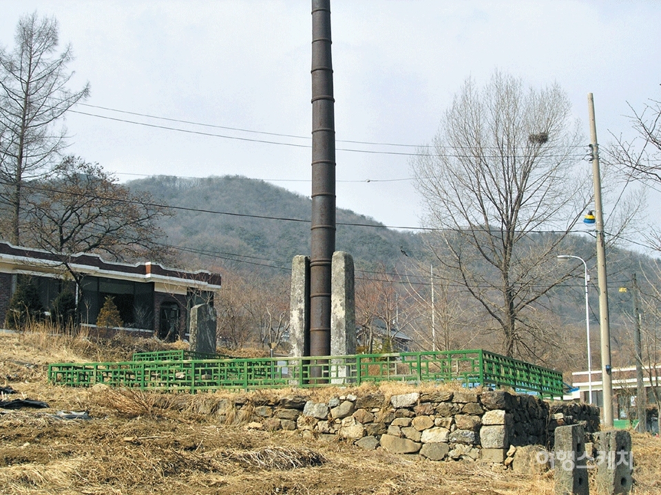 고려시대의 양식을 보여주는 칠장사 철당간지주. 2006년 4월. 사진 / 김선호 객원기자