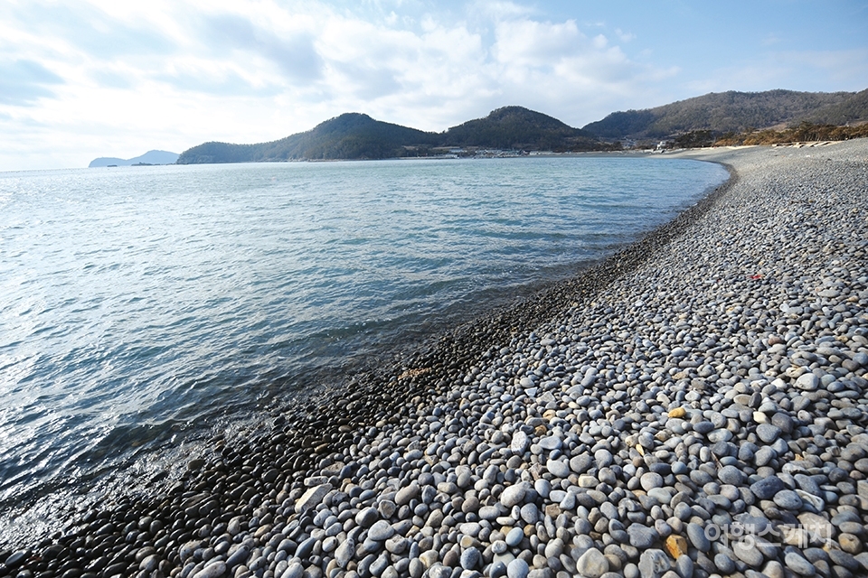 미라리, 진산리, 소진리 등 곳곳에 아름다운 몽돌해변이 있다. 그만큼 파도가 거칠다. 2015년 3월 사진 / 김준 작가