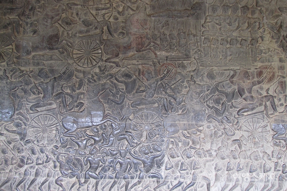 앙코르와트의 회랑에는 힌두 신화와 크레므의 전성기를 이끈 구리야바르만 2세의 일대기가 정교한 솜씨로 새겨져 있다. 2015년 3월 사진 / 박효진 기자
