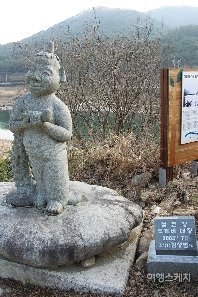 섬진강 도깨비마을의 귀여운 도깨비 동상. 2015년 4월 사진 / 박효진 기자