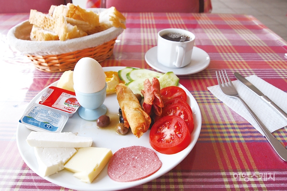지중해식 아침 식사. 터키식 홍차'차이'를 곁들여 먹는다. 2015년 4월 사진 / 김다운 기자