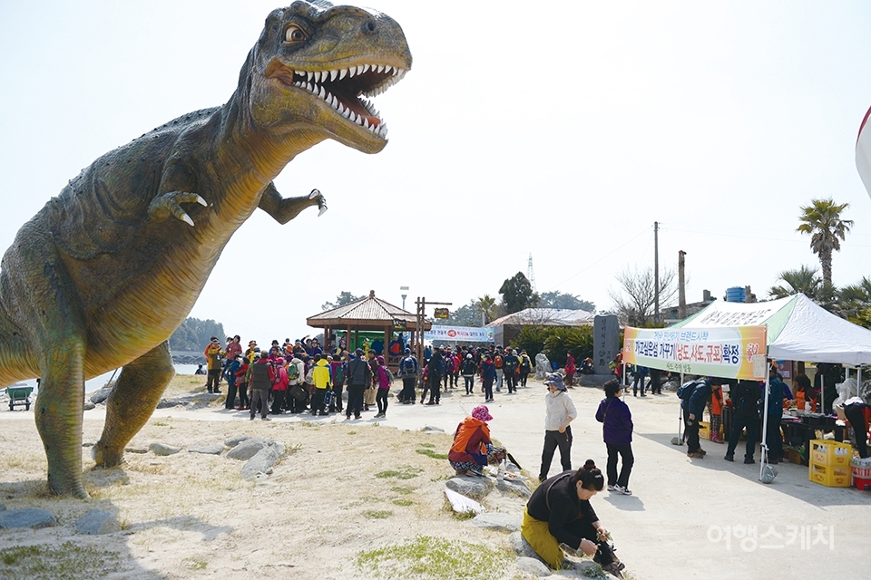 여행객의 발길을 가장 먼저 붙드는 것은 공룡이다. 1억 년 전 사도는 공룡이 노닐던 호수였다. 2015년 5월 사진 / 김준 작가