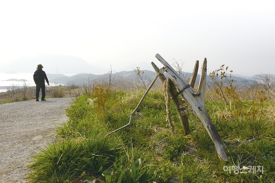 지게가 밭틀길에 위태롭게 선 채 뭍사람의 발길을 붙든다. 2015년 5월 사진 / 김준 작가