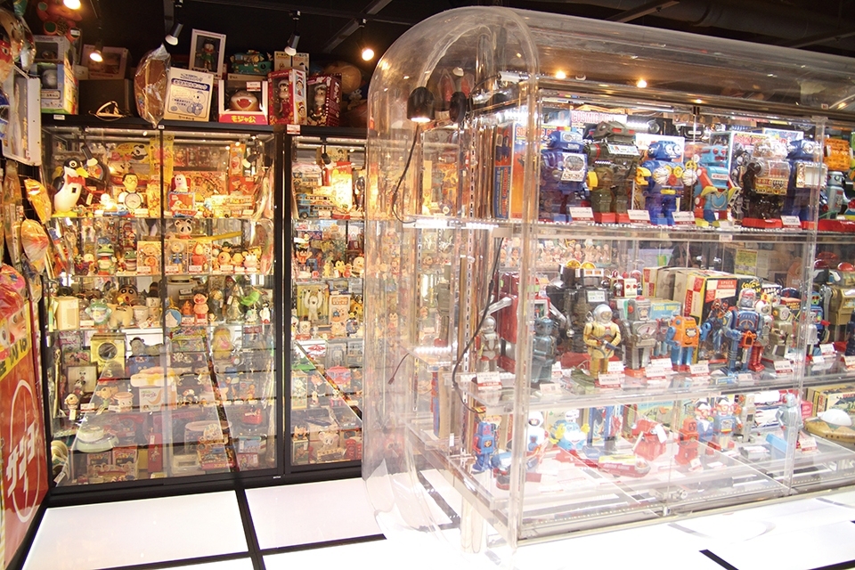 나카노 브로드 웨이 각 매장에는 만화와 애니메이션을 모티브로 한  로봇과 인형이 가득하다. 2015년 5월 사진 / 모아진, 토시야 부부