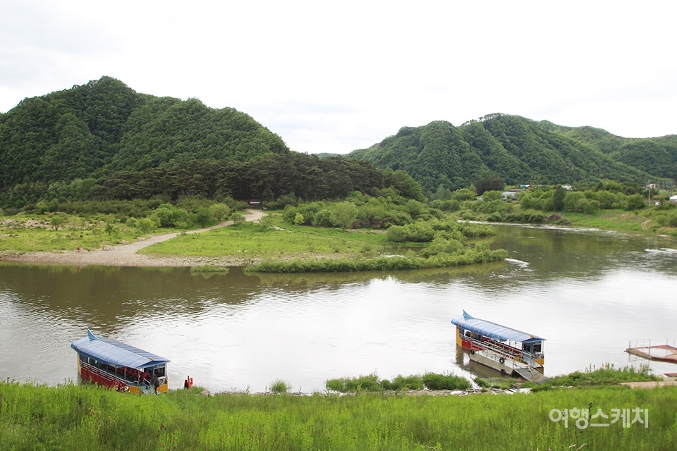 청령포는 물을 건너야만 다다를 수 있는 섬과 같은 곳이다. 사진 / 조아영 기자