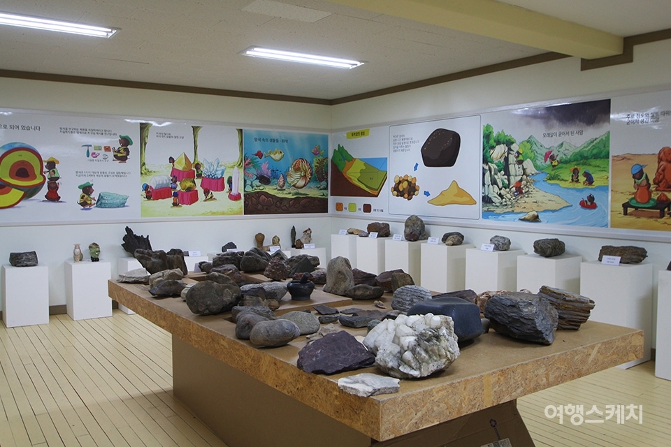 영월탐방객센터에서 각 지역의 특징적인 실물 암석을 볼 수 있다. 사진 / 조아영 기자