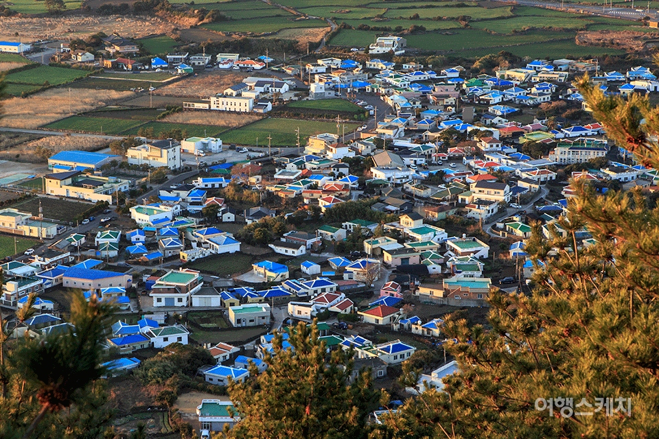 지미오름 아래 옹기종기 집들이 모인 종달리 마을. 사진 / 김도형 사진작가