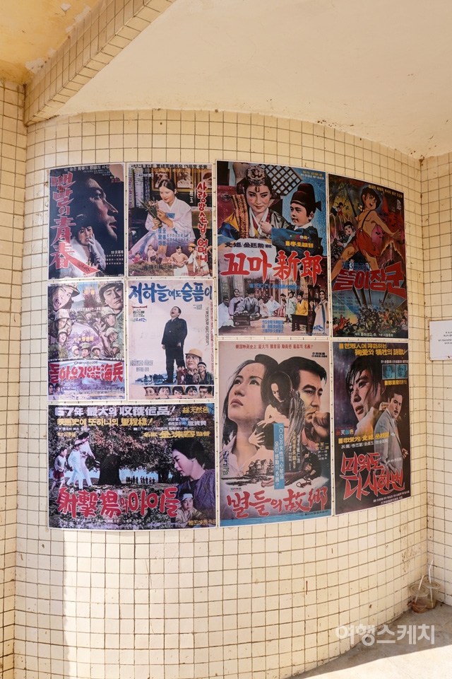 1960~70년대 흥행했던 영화들의 포스터를 붙여놓았다. 사진 노규엽 기자