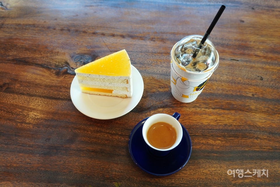 달카페에서 커피를 마시며 쉬는 것도 젊은달 와이파크를 잘 즐기는 방법 중 하나다. 사진 노규엽 기자
