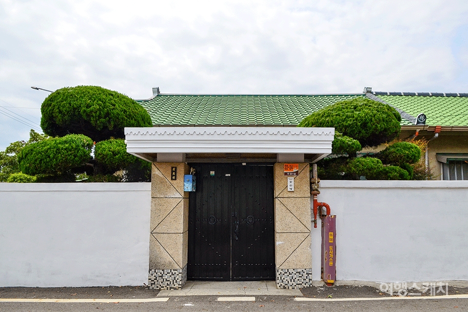 근대 일본식 가옥의 특징을 고스란히 간직한 옛 관사. 사진 / 권다현 여행작가