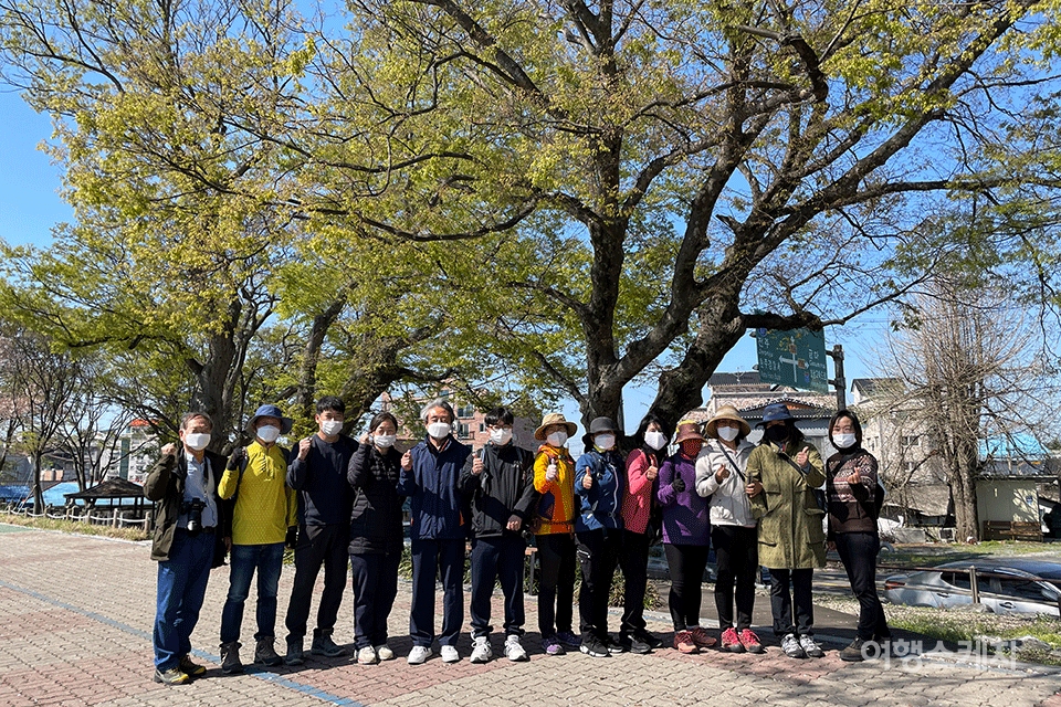 만경강사랑지킴이 회원들이 출발점인 상장기공원 앞에서 기념촬영을 하고 있다. 사진 / 조용식 기자