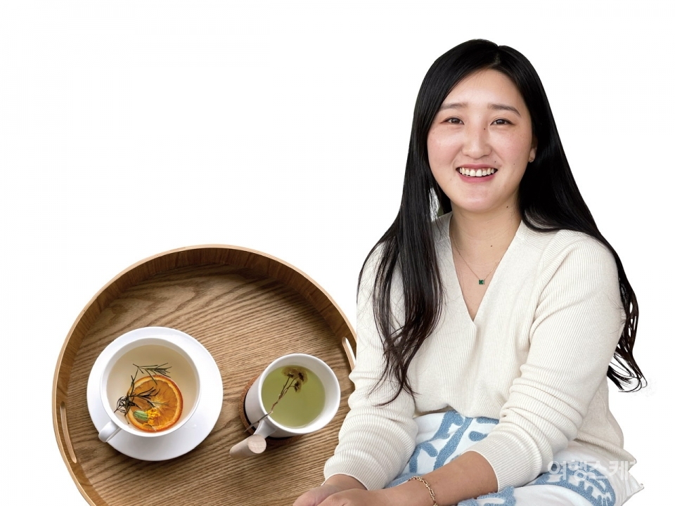 은은한 향기가 맛을 더하는 꽃 차와 582화답의 권서영 대표. 사진 / 조용식 기자