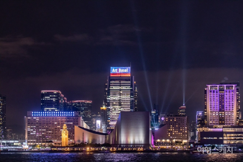 오는 21일 글로벌 아트페어의 포문을 여는 아트바젤 홍콩이 홍콩컨벤션센터에서 개막한다. 2019년 아트바젤 홍콩 개최 당시 홍콩컨벤션센터와 일대의 야경. 사진 / 홍콩관광청