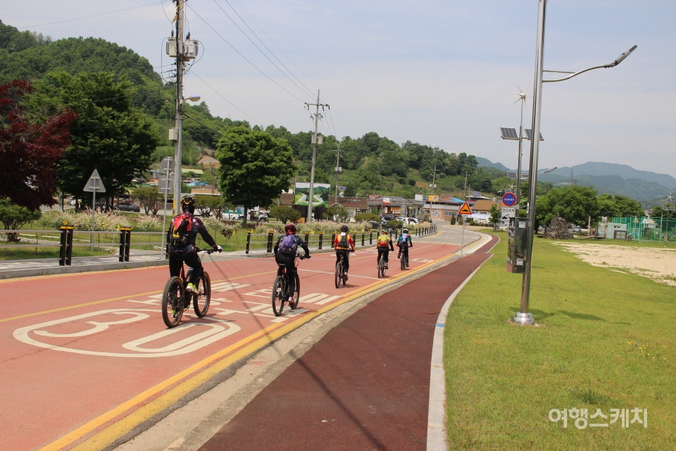 안남면에서 만난 자전거 여행객들. 이들은 코스 반대방향으로 길을 잡았다. 사진 / 박정웅 기자