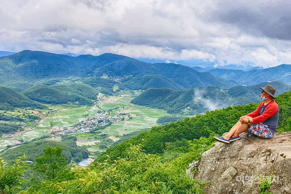 JTBC '캠핑클럽'에서 이효리가 극찬한 경주 화랑의 언덕 명상바위. 사진 / 이종원 여행작가