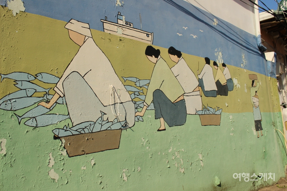 고등어 염장을 하는 여인들을 그린 벽화. 사진 / 박정웅 기자