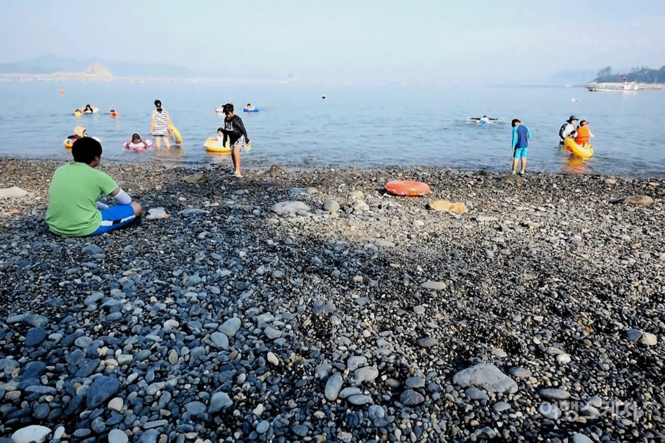 예송리 해수욕장에서 해수욕하는 피서객들. 사진 / 박상대 기자