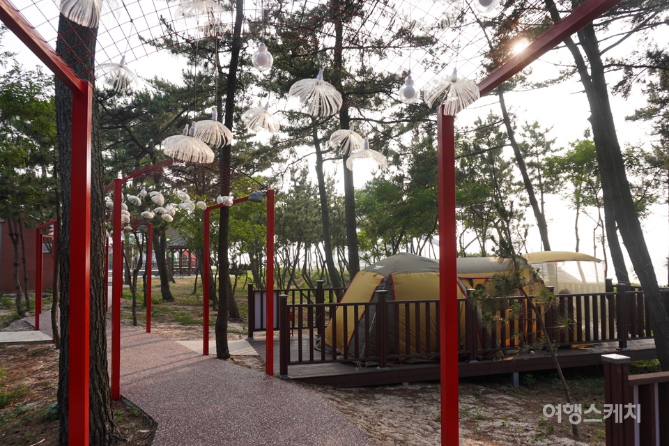 낙지공원에 노을길 야영장이 오픈해 캠핑족들도 찾기 좋은 곳이 되었다. 사진 / 노규엽 기자