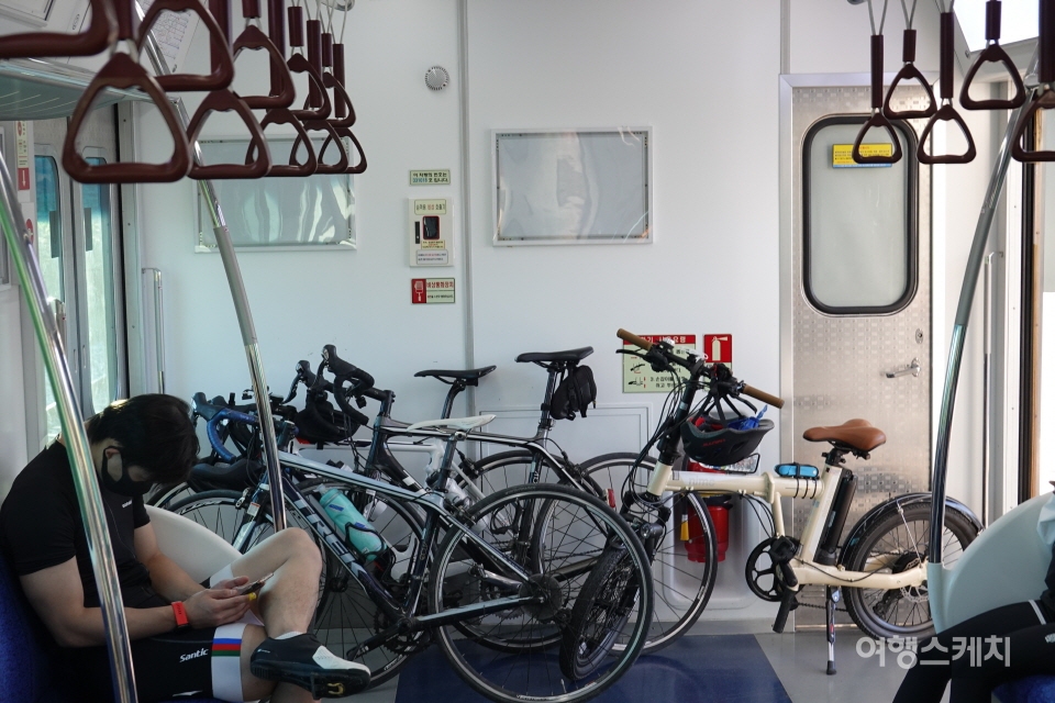 주말 중앙선 전철에 자전거를 휴대승차한 모습. 사진 / 독자제공