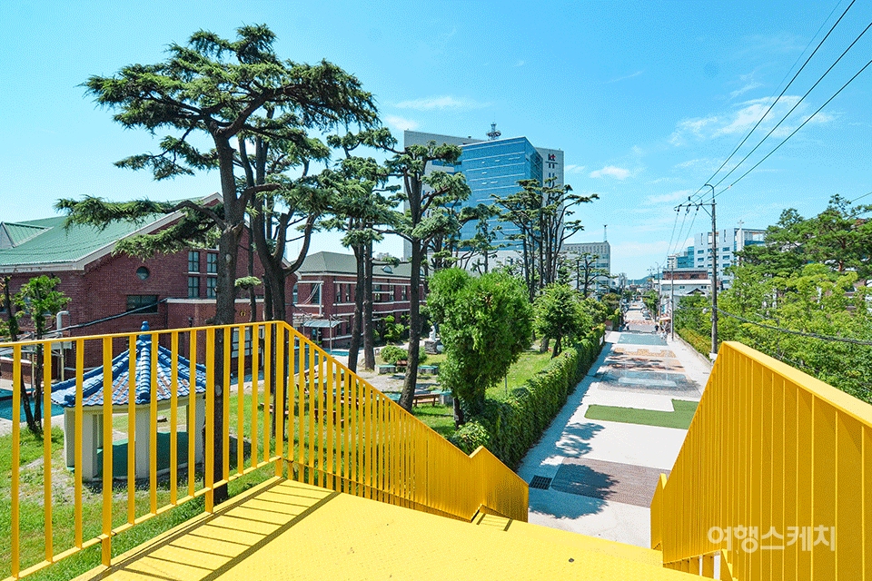 서석초등학교 앞에 자리한 광주폴리 '아이 러브 스트리트'. 사진 / 권다현 여행작가