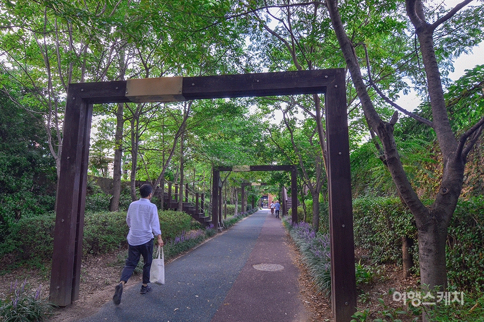 걷는 재미가 쏠쏠한 푸른길. ​사진 / 권다현 여행작가​