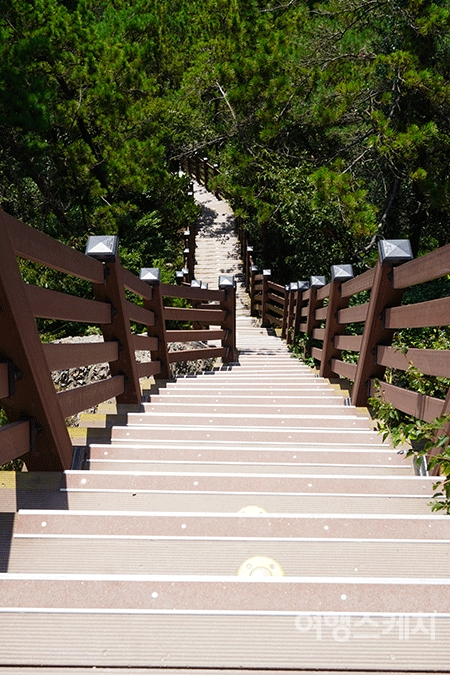 만만치 않은 계단을 올라야 멋진 풍경을 감상할 수 있다. 사진 / 류인재 기자