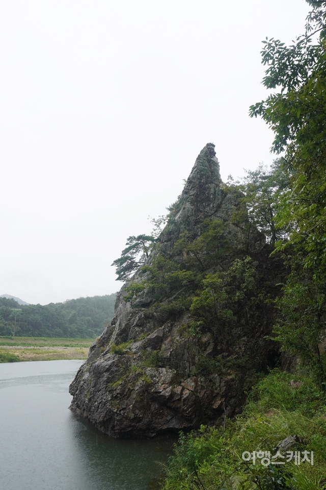 동굴을 지나 뒤돌아본 각시바위의 모습. 상승하는 형태를 확인할 수 있다. 사진 / 노규엽 기자