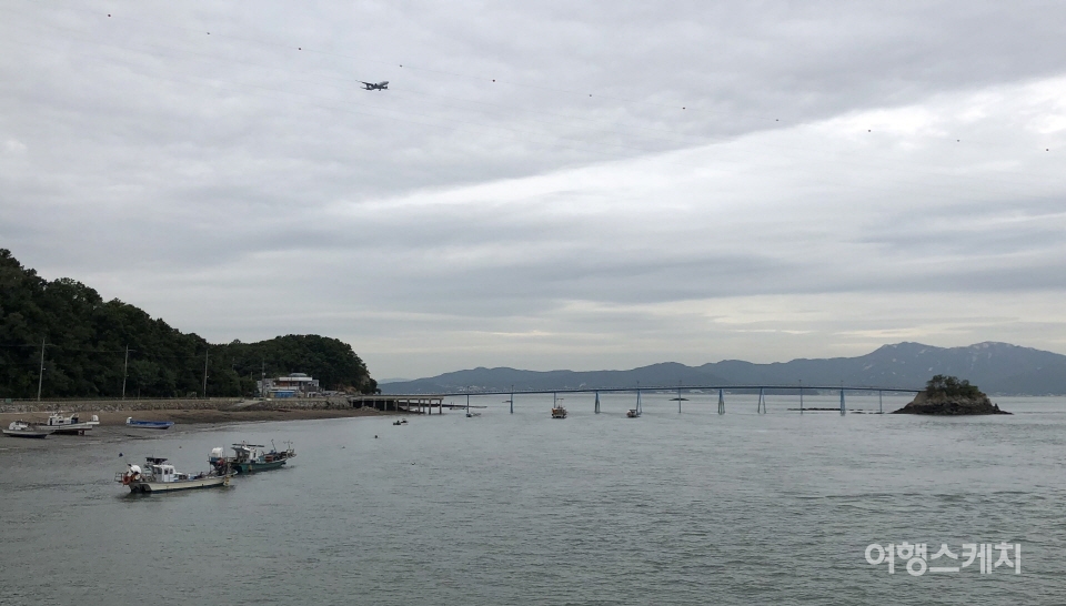 장봉도와 작은멀곶은 연결한 옹암구름다리. 사진 / 박정웅 기자