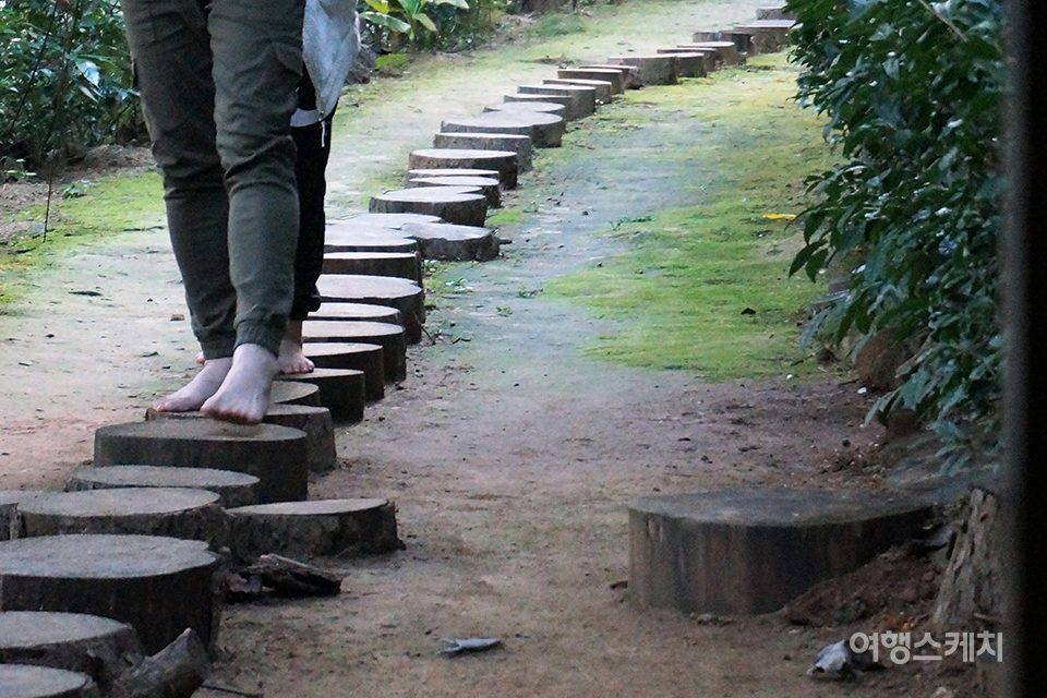 나폴리농원에서의 모든 체험 프로그램은 맨발이 기본이다. 사진 / 임요희 여행작가