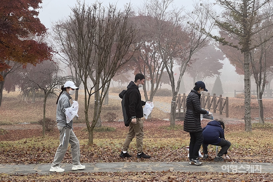 가족 참가자들이 내장산 단풍생태공원을 걸으며 쓰레기를 줍는 모습. 사진 / 조용식 기자