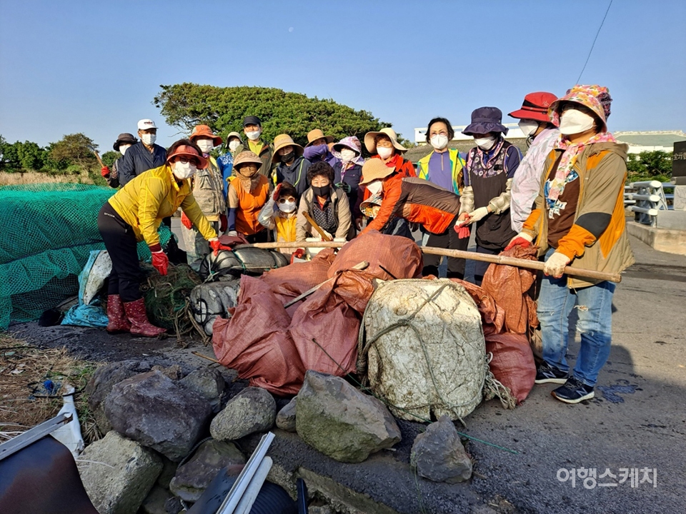 제주 해안 주변 환경정화활동을 펼치고 있는 애월읍 하귀1리 부녀회. 사진 제공 / 제주특별자치도