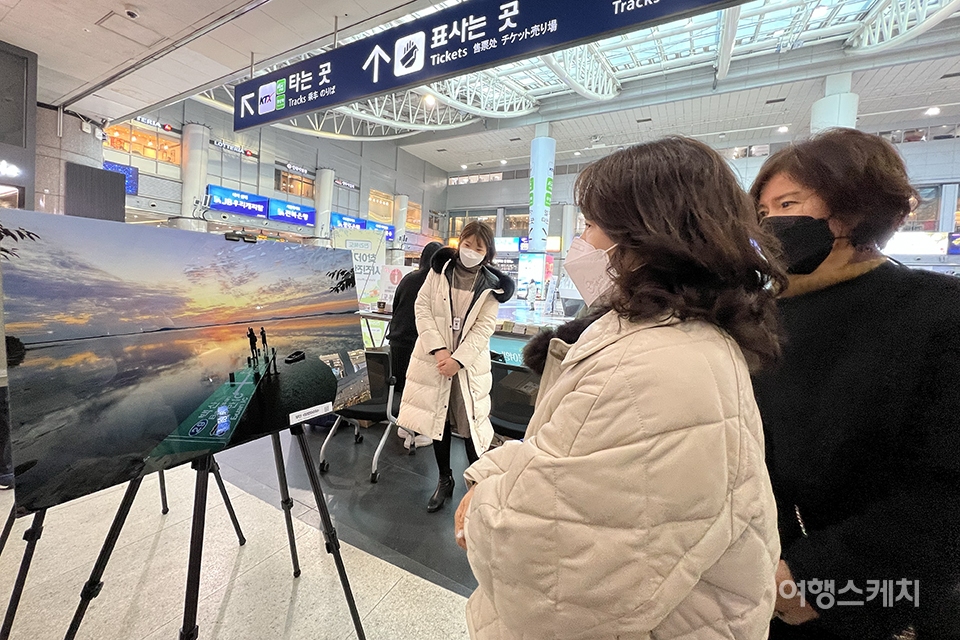 전라북도관광마케팅종합지원센터가 지난 20일부터 23일까지 용산역에서 '찾아가는 사진전시회'를 개최하고 있다. 사진 / 조용식 기자