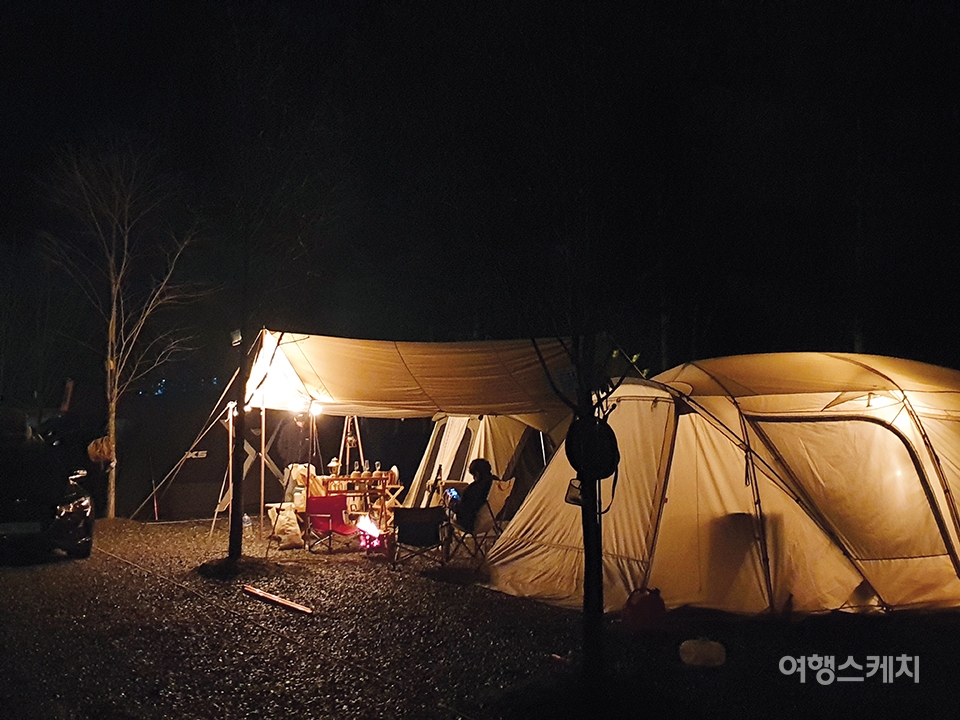 영월 캠핑장의 백미는 야간에 볼 수 있다.