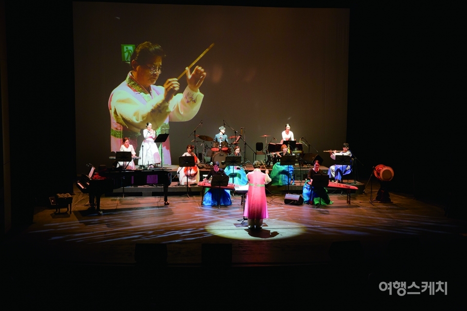 (사) 창작국악단 도드리의 공연 모습. 전통음악과 서양음악의 결합을 보여주고 있다. 사진/ 광주문화예술회관