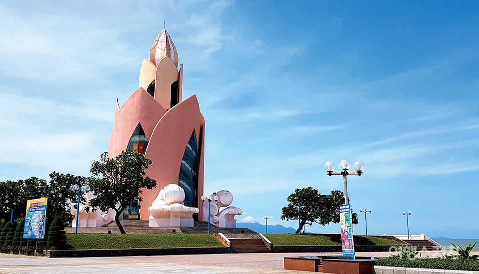 나트랑 해변에 우뚝서있는 핑크타워.