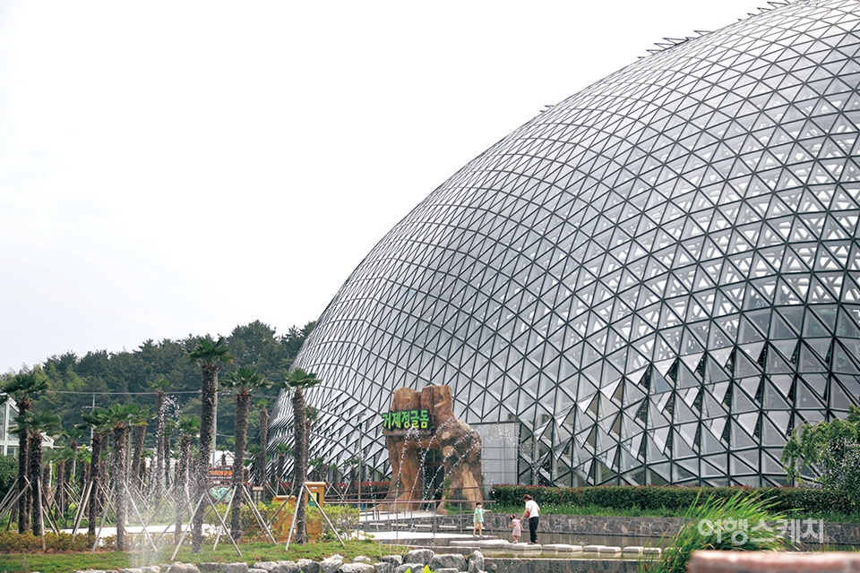 다양한 열대식물을 볼 수 있는 거제식물원 정글돔. 사진/ 황소영 객원기자